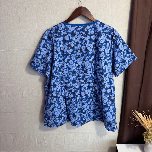 Butter-Soft Scrub Top Size XL Blue Floral V-Neck Short Sleeve with Pockets - Picture 10 of 13